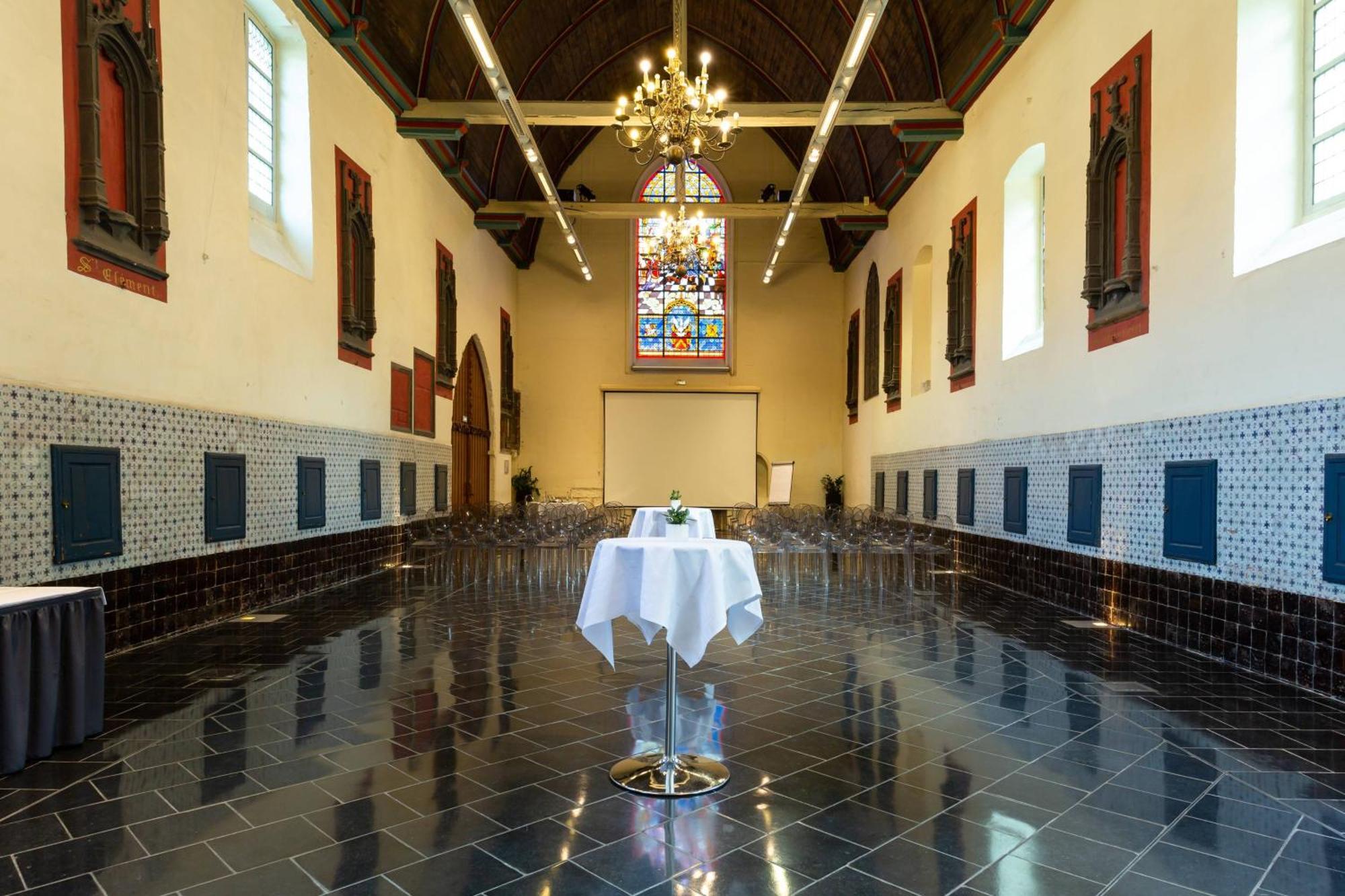 乐艾米达吉甘托里斯签名精品酒店 里尔 外观 照片 The interior of the church