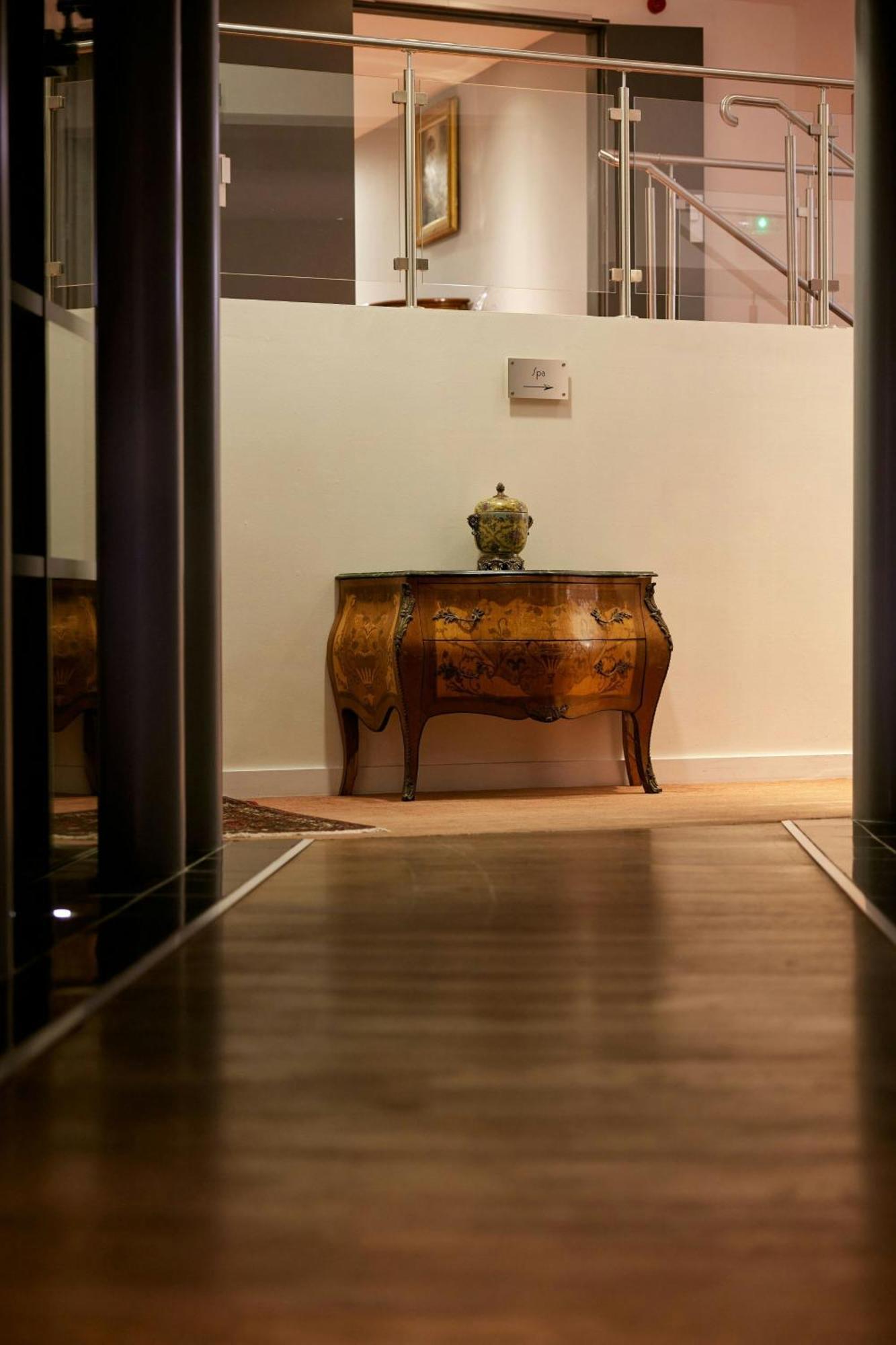 乐艾米达吉甘托里斯签名精品酒店 里尔 外观 照片 A console table
