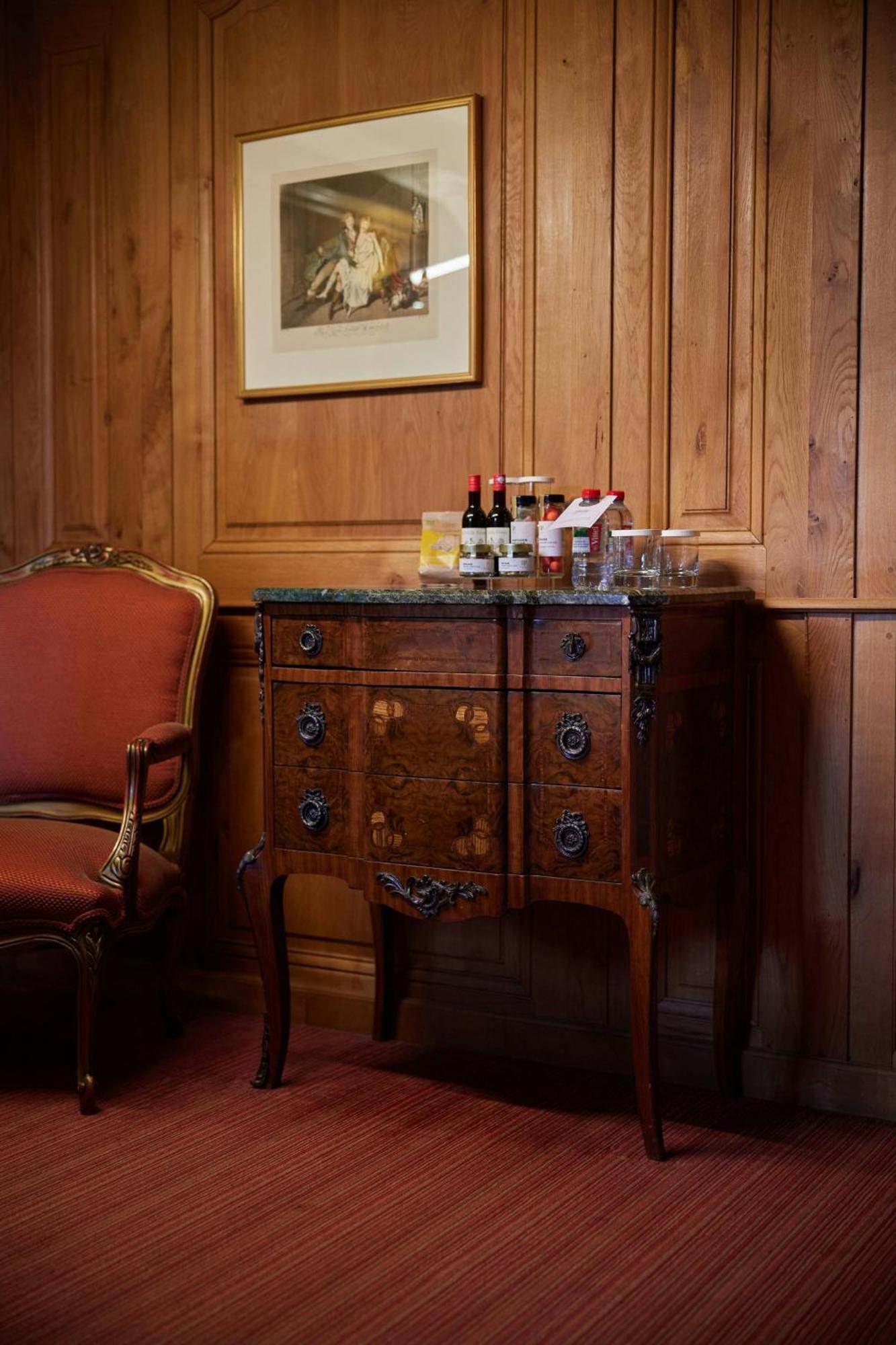 乐艾米达吉甘托里斯签名精品酒店 里尔 外观 照片 A small bar in a hotel room